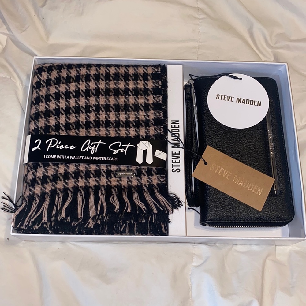 Steve madden gift, set winter scarf and wallet new in box